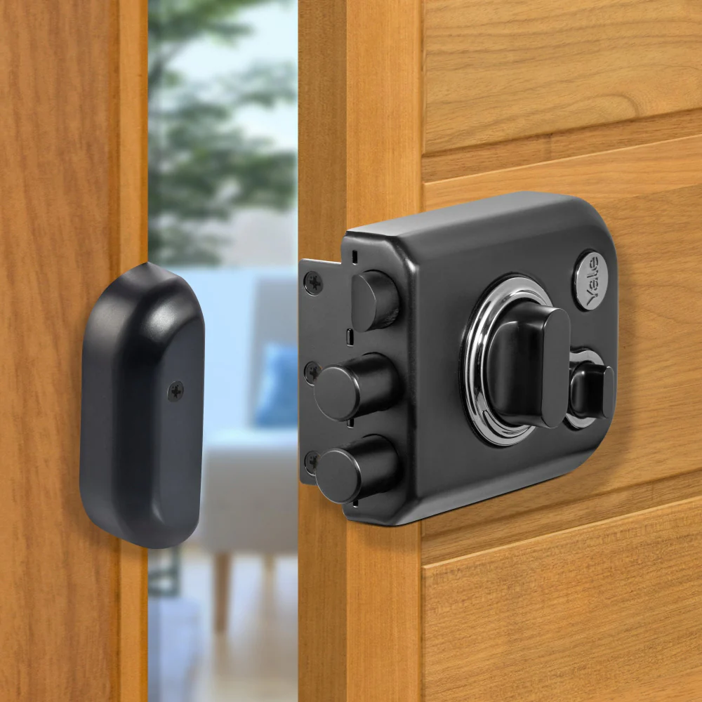 Yale Kratos™ Rimlock – Tribolt, 2 Deadbolts & 1 Latch Bolt, Thumbturn, 4 Dimple Keys (Black Matt and Black Nickel)